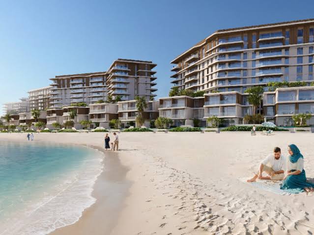 Семьи на частном пляже перед корпусами Azura в Al Mouj Muscat
