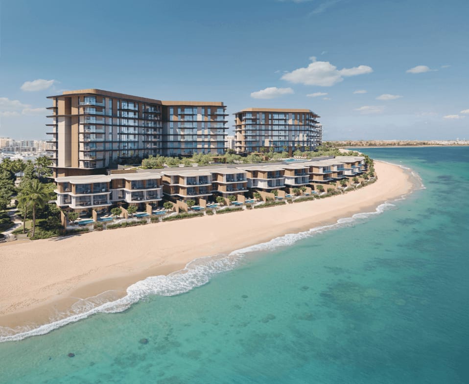 Вид сверху на Azura Beach Residences вдоль изгиба береговой линии Al Mouj